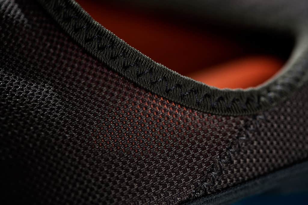 Elastic and lightweight mesh fabric for optimal ventilation and additional freedom of movement.